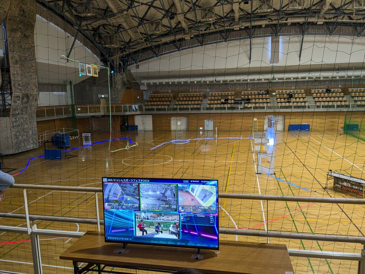 日進のFPVドローンのレース見学
観客は十数人ぐらい画面見れないと地味だし仕方ないね。とはいえアナログ画質ではなくデジタルFPVにして、
選手一人一枚モニターおけるようにしたら、もう少し面白そうなのに。#ドローンレース