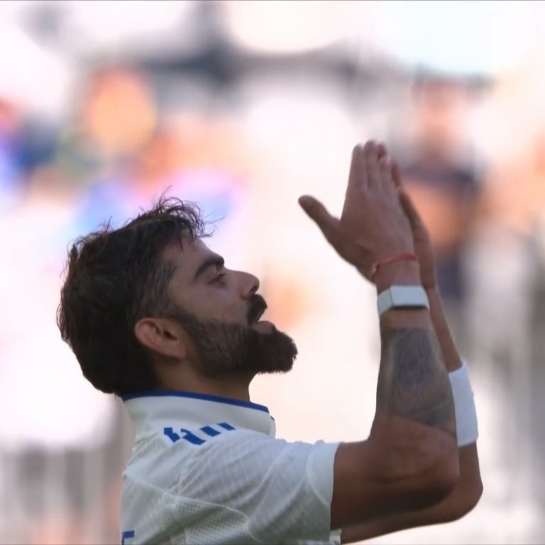 mufaddal_vohra's tweet photo. MOMENT OF THE DAY. 🥹❤️

- Virat Kohli giving flying kiss to Anushka. https://t.co/QrBOeMiJ5Q