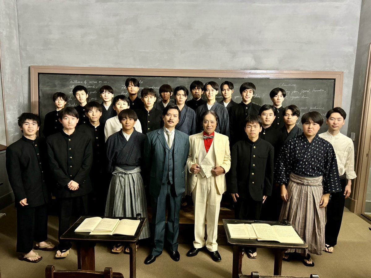 TKU8ch's tweet photo. テレビ熊本ドキュメンタリードラマ
郷土の偉人シリーズ第32作
『夏目漱石　～吾輩が愛した肥後の国より～』
主演：#加藤シゲアキ(夏目漱石役)

来年１月放送決定！
熊本大学、五高記念館で行われたロケには熊本大学の学生にもエキストラとして参加していただきました！ https://t.co/wj15ZE58yB