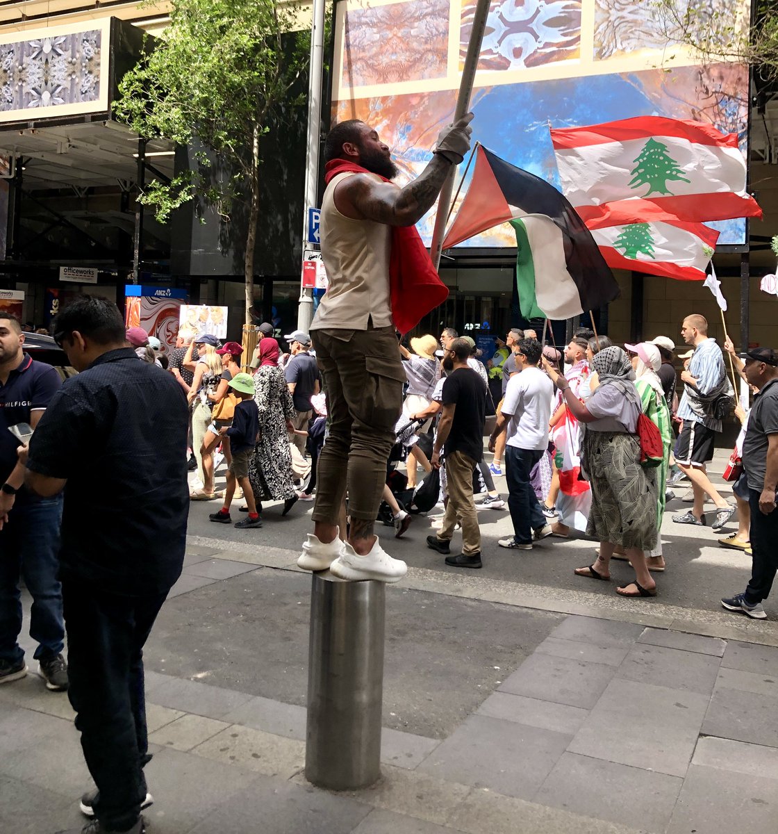 CairnesLinda's tweet photo. #week59 #FreePalestine #freelebanon #sydneycbd #StopTheGenocide 8000+ steps chasing backwards &amp; forwards &amp; sideways, racing round to continuously be in front of the rally, lining up good shots. Chasing Bob who loves to climb of the cbd street furniture.. it’s exhausting https://t.co/45ehNn2iJ7