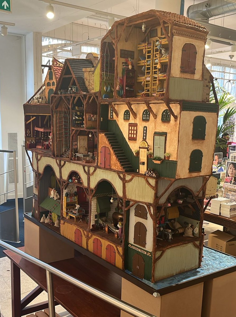 Dit decorstuk voor het Sinterklaasboek is tot 27 nov. Te zien in boekhandel Scheltema A’dam en vanaf 28 nov. t/m 5 dec. In boekhandel Broese in Utrecht <a href="/Broese_utrecht/">Broese</a>