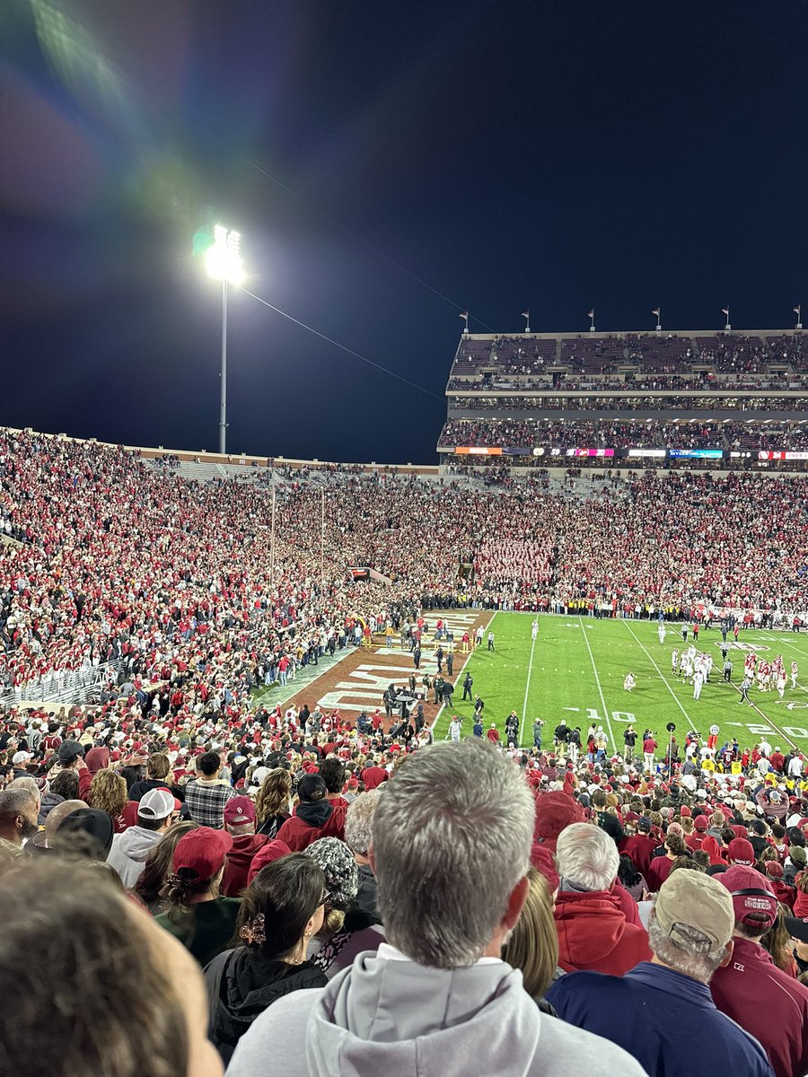 Elizabeth05052's tweet photo. BOOMER MF SOONER!! Best night in the palace! https://t.co/VivMPrxYIk