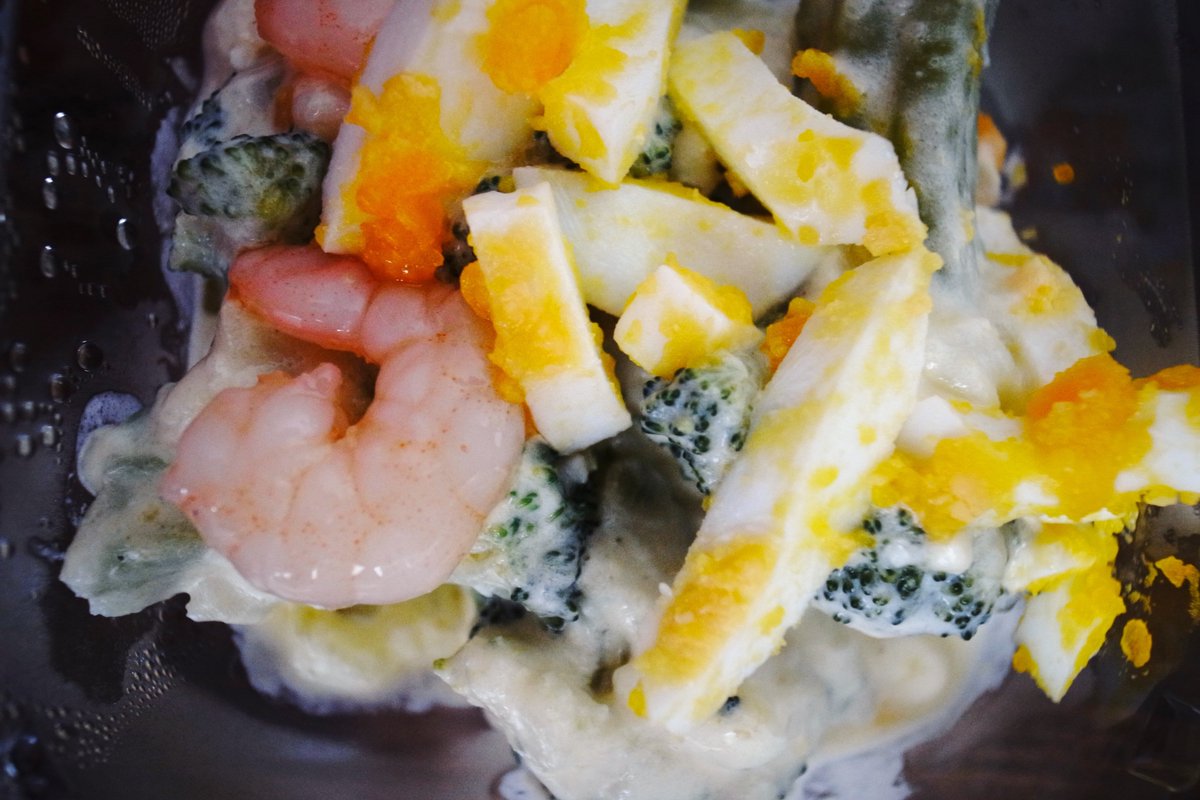 ULTRAJAPONE's tweet photo. 人生オンボロ
お昼ごはんは軽めに・少し体調不良。
仕事はほどほどに・・・
炙りたらこおにぎり、ブロッコリー玉子サラダ。
#お弁当記録 #おにぎり #ランチ #lunch #obento #お弁当日記 https://t.co/Ce4MIUJdVt