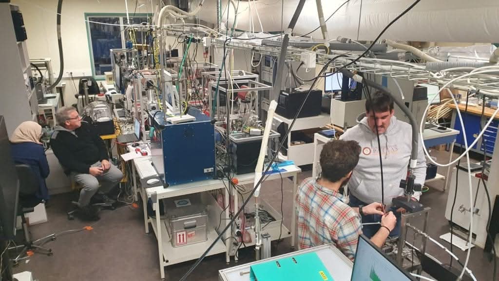 Jeden z přístrojů měřící v Košeticích chemické složení aerosolů je nyní na kalibračním meetingu v Paříži. Ukážeme vám, jak to v takovém kalibračním centru může vypadat :). 
Během tohoto týdne zasypal Paříž sníh, takže máme kromě i další zážitky.