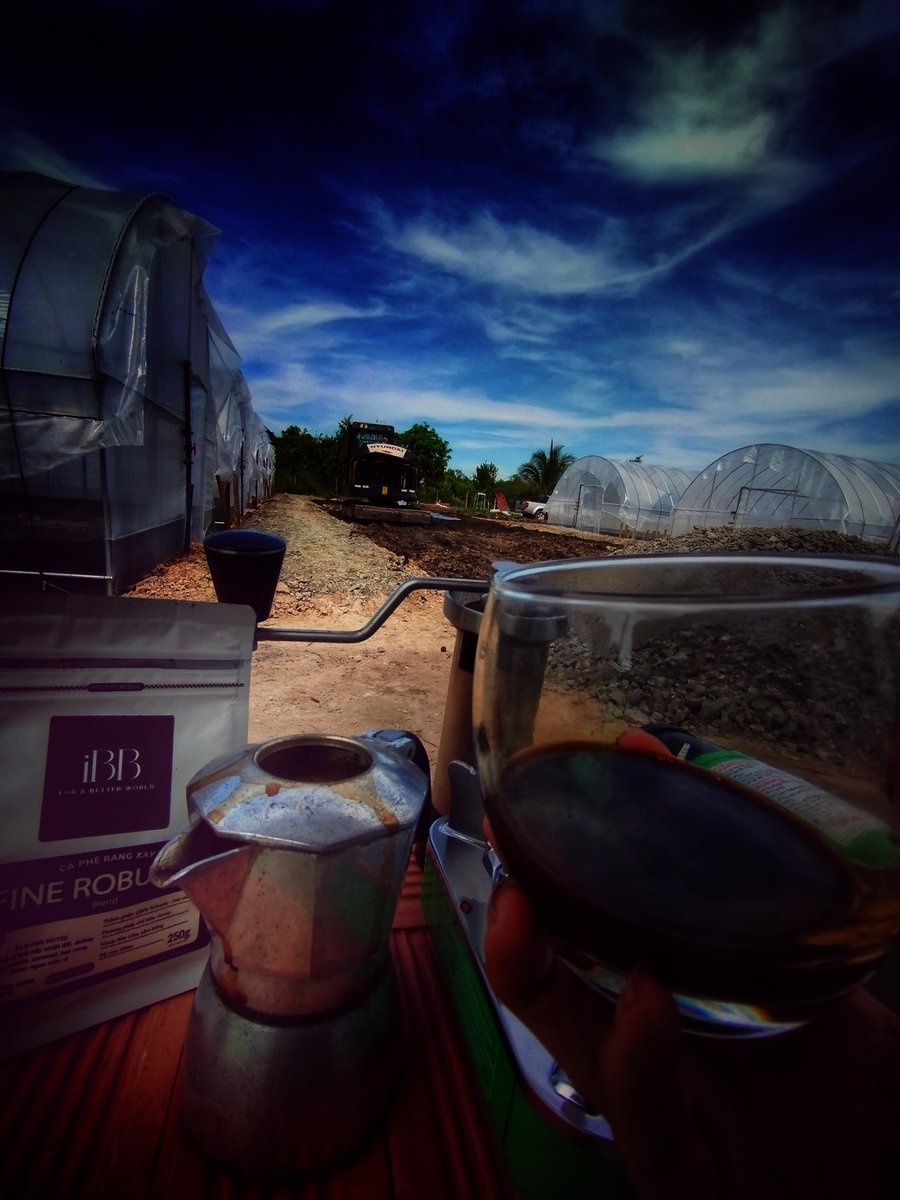 Mecrop_Farming's tweet photo. #RITACHI #iBB #Finerobusta
#mokapot #bialetti #brikka
Mời cả nhà ăn trưa với cafe Fine Robusta medium roast pha bằng moka pot.
Sáng giờ lên Farm cuốc đất vô mệt, trưa vô làm 1 ly muốn xỉu luôn .
Vì ngon 😀
Đậm đà hơn , một xíu đắng nhưng ngọt đậm và lâu hơn ở cuống họng. Cảm nhận được vị béo caramel rõ rệt.
#mecrop #coffee
