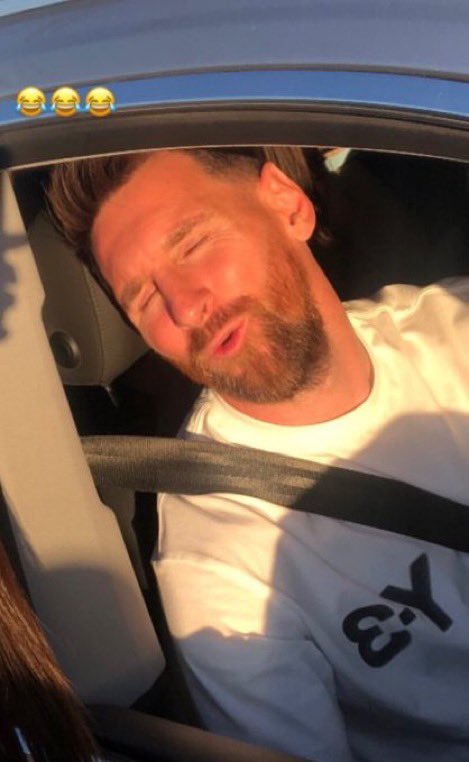 OutMessi_'s tweet photo. que pasa Leo te molesta el sol? https://t.co/lZs5ZDRIX8