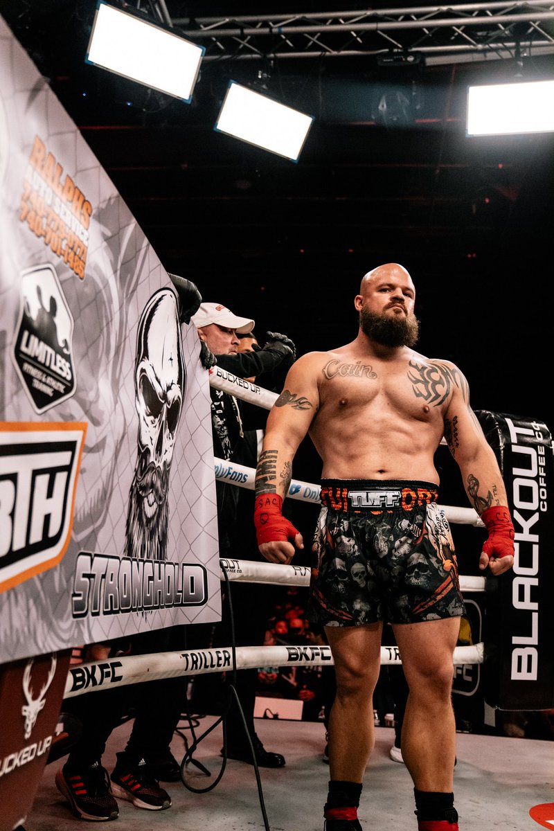 bareknucklefc's tweet photo. JUST LIKE THAT Brandon Conley turns the tide and secures the W 💥

#BKFCLA | LIVE NOW on BKFC App &amp; DAZN https://t.co/KOnRGaxF8V