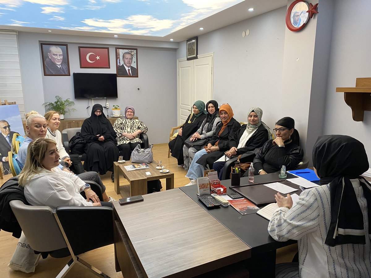 PartiBornova's tweet photo. 📍Ak Parti Bornova  İlçe Başkanlığı 

Kadın Kolları Başkanımız Sn. Zeynep Olgun Başkanlığında Haftalık Olağan Yönetim Toplantımızı Gerçekleştirdik .
İlçe  kongremiz için çalışmalarımız  tamam inşallah 

@aysekesir @Bilalsaygili @EmelDalkirann https://t.co/kWJuWAFVUe