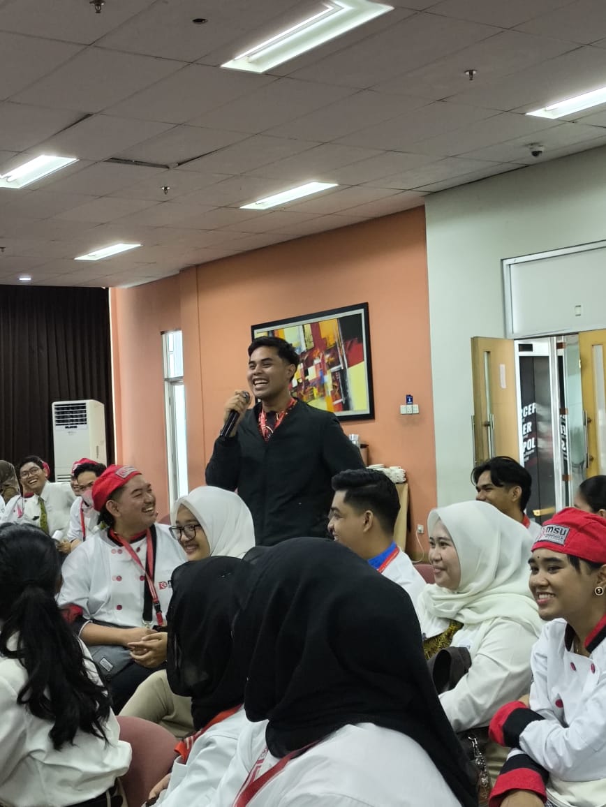 MSUmalaysiaSHCA's tweet photo. ✨ Global bonds made stronger! MSU Global Leadership Program to Bandung &amp; Jakarta was a blend of knowledge, culture &amp; exploration. 

From NHI campus tours to Pasar Baru &amp; Toko Tiga, the adventure continues! 🛍️
#MSUMalaysia #MSUMalaysiaSHCA #MSUGLP https://t.co/Wycrhr99sJ