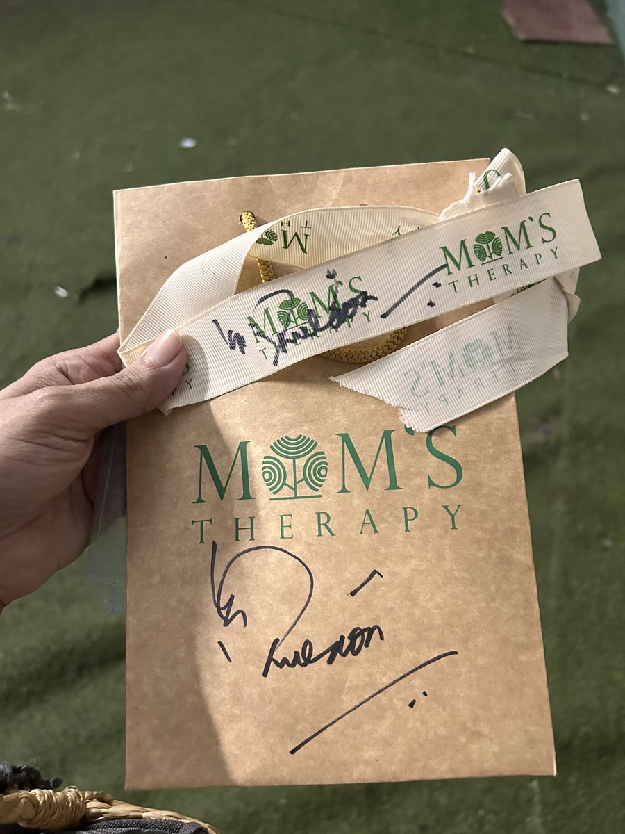 momsherbtherapy's tweet photo. Here's a Twitter-sized write-up:

Still pinching myself! "आप के बारे में नव्या ने मुजे बताया हैं" Coming from the legendary @SrBachchan is a moment I'll cherish forever! His kindness &amp; memory are truly inspiring ♥️🙏🏻🧿🥹

#AmitabhBachchan #KBC #Grateful https://t.co/C2TmxbGV1s