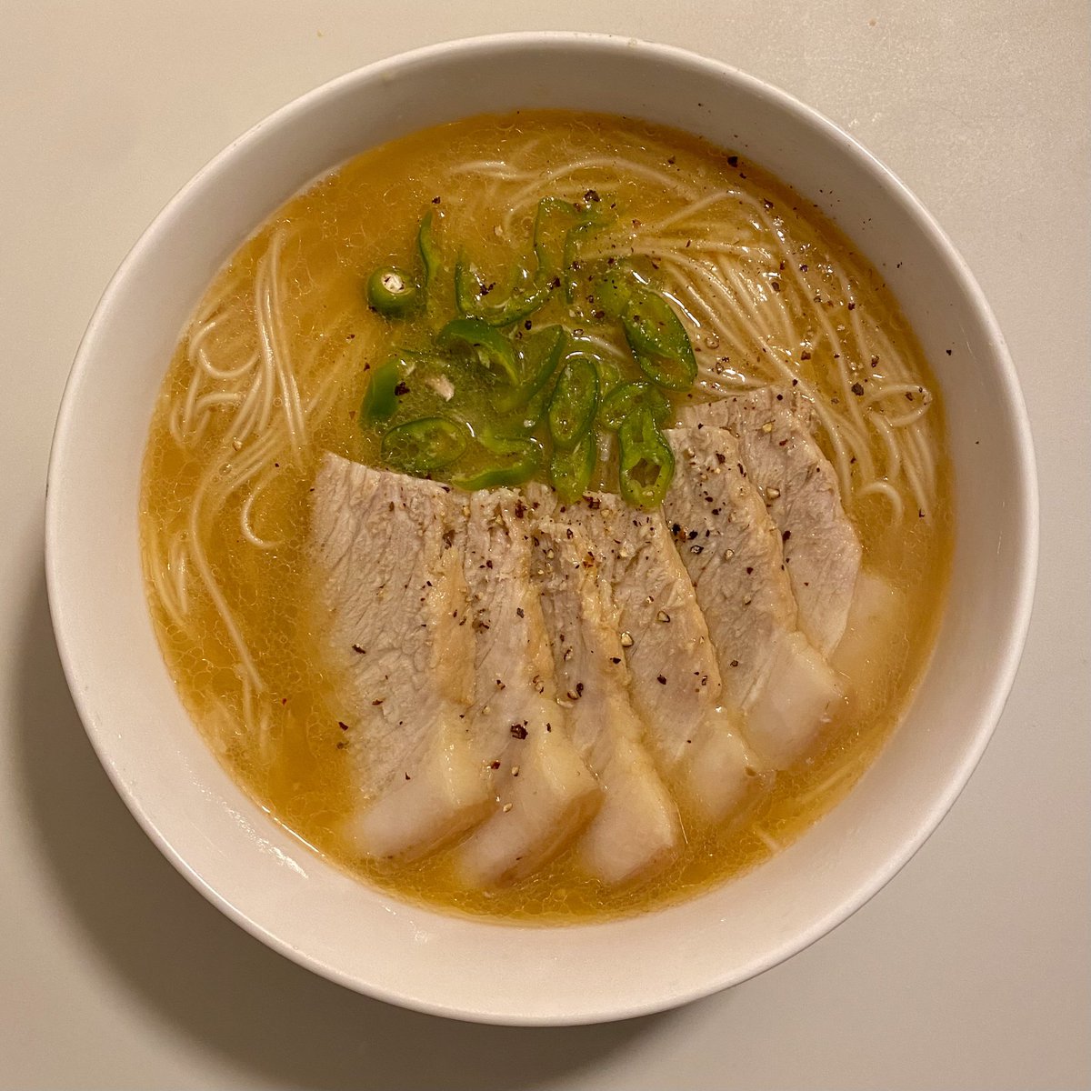 eattwomeals's tweet photo. 돼지고기 삶은 날에 먹는 고기국수 https://t.co/ulOKNA2z8O