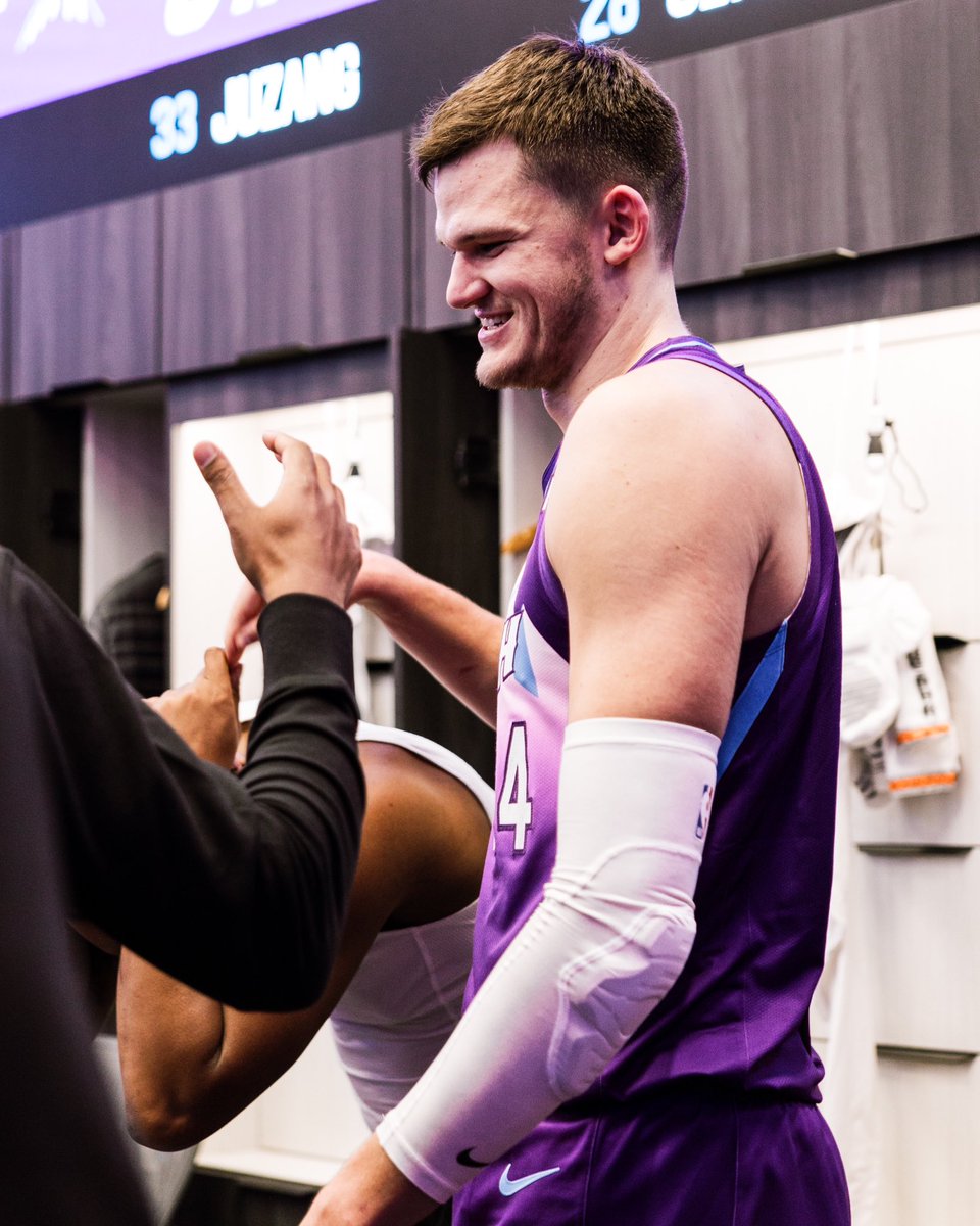 utahjazz's tweet photo. goodnight, jazz fans 💜 https://t.co/TNiJB6ez5r