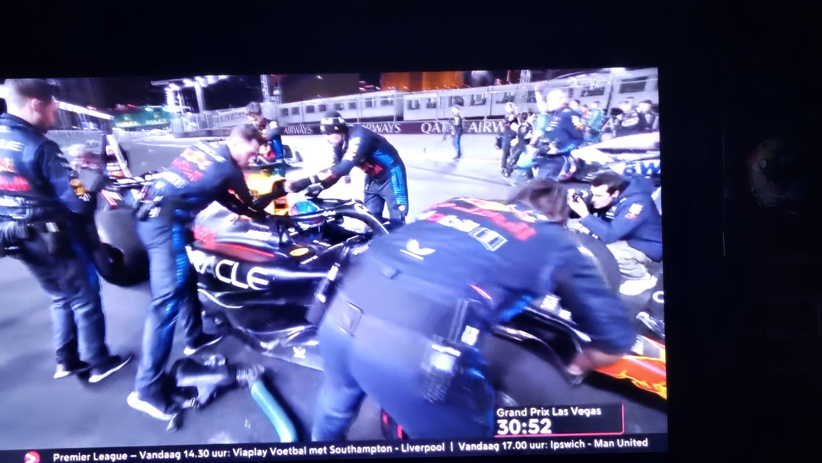 dburgersdijk's tweet photo. Goedemorgen X vrienden het is vroeg maar tijd om @Max33Verstappen zijn 4de wereldtitel binnen te zien halen op de strip #LasVegasGP @viaplaysportnl @GvanderGarde @TomCoronel @hopintung Feestje ๐๐๐พ๐๐๐พ #MaxLegend #ProudVerstappenFan @VerstappenCOM @MaVic009 @redbullracing https://t.co/XEnJ6sLJiQ