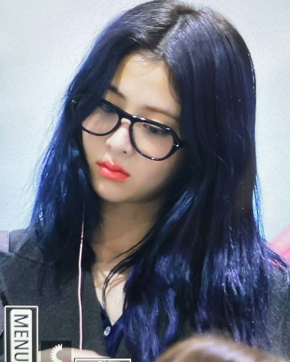 jenassiante's tweet photo. 231124 at airport on way to japan

#HUHYUNJIN #후현진 
#LE_SSERAFIM #레세라핌 https://t.co/ebG5K9OIT3