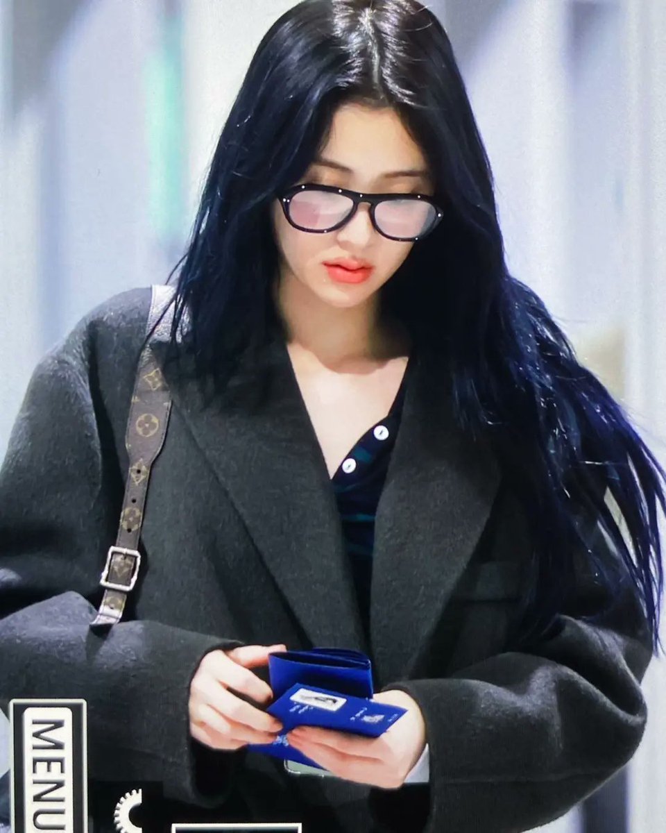 jenassiante's tweet photo. 231124 at airport on way to japan

#HUHYUNJIN #후현진 
#LE_SSERAFIM #레세라핌 https://t.co/ebG5K9OIT3