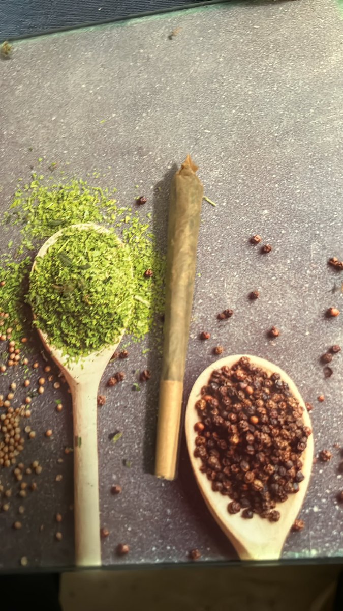 Mein Kumpel hat scharfe Ramen Nudeln gegessen, er hat alles aufgegessen und von mir als Gewinn einen Purjoint bekommen!