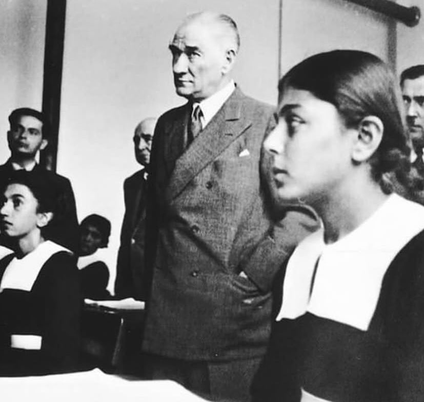 “Dünyanın her tarafında öğretmenler, insan topluluğunun en özverili ve saygıdeğer unsurlarıdır.” 
Mustafa Kemal Atatürk

Tüm öğretmenlerimizin Öğretmenler Günü kutlu olsun! 💫 #öğretmenlergünü