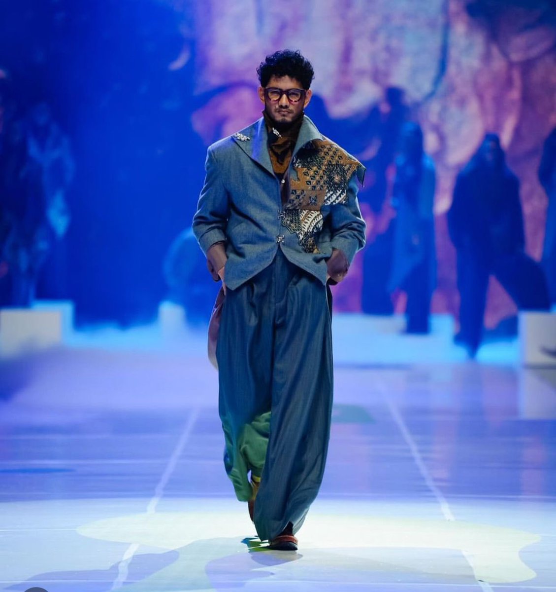 ᗰ ᘔ K ᑌ ᑎ tweet media