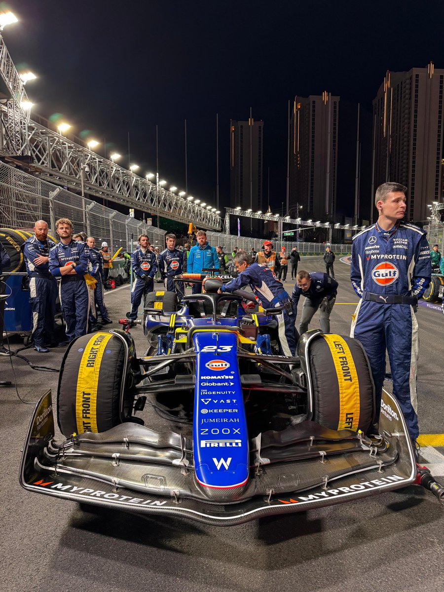 WilliamsRacing's tweet photo. Giving it our all tonight 💪 https://t.co/aEFmPnmS04