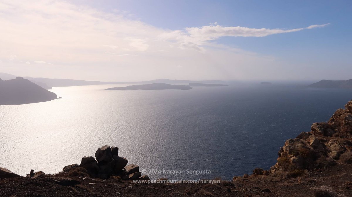 USAS_WW1's tweet image. #Greece #Ελλάδα #SundayFunday #travel #Santorini: καλο σαββατοκυριακο! A superb way to enjoy Santorini is to hike 8 km/5 miles along the caldera rim from Imerovigli (1,150' / 345 m above the ocean) down to Oia's castle (265' / 80 m). ❤️🇬🇷❤️ 1/