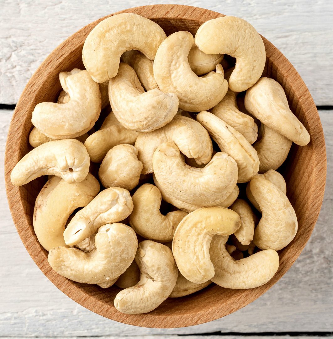 vinacas's tweet photo. 🌟 Why do we love cashews? 🌟
✅ 5g plant protein per 30g.
✅ Highest in iron & zinc among nuts.
✅ Heart-healthy fats ❤️.
✅ Low glycaemic index.
💖 And they’re DELICIOUS! 😍
👉 Roast cashews, blend for 10 mins = creamy cashew butter!
#cashew #healthyfood #vinacas @NutsForLife https://t.co/NL94tGM7RL