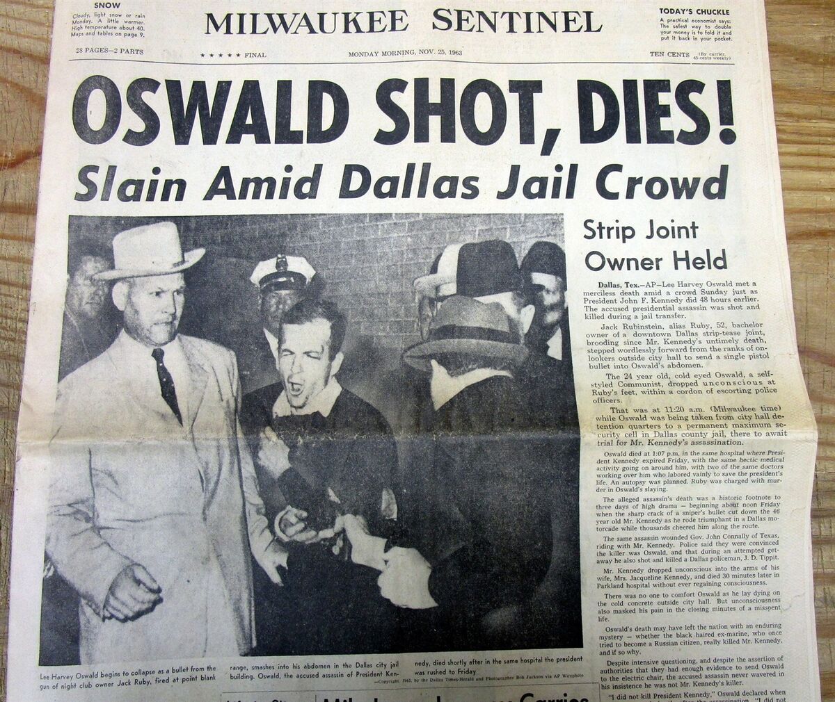 History999999's tweet photo. 📅 Nov 24, 1963: Jack Ruby fatally shoots Lee Harvey Oswald, the accused assassin of President Kennedy, in a shocking moment broadcast live on TV. 📺
#TodayInHistory #JFK #LeeHarveyOswald #November24 https://t.co/aY8D7NxRfG