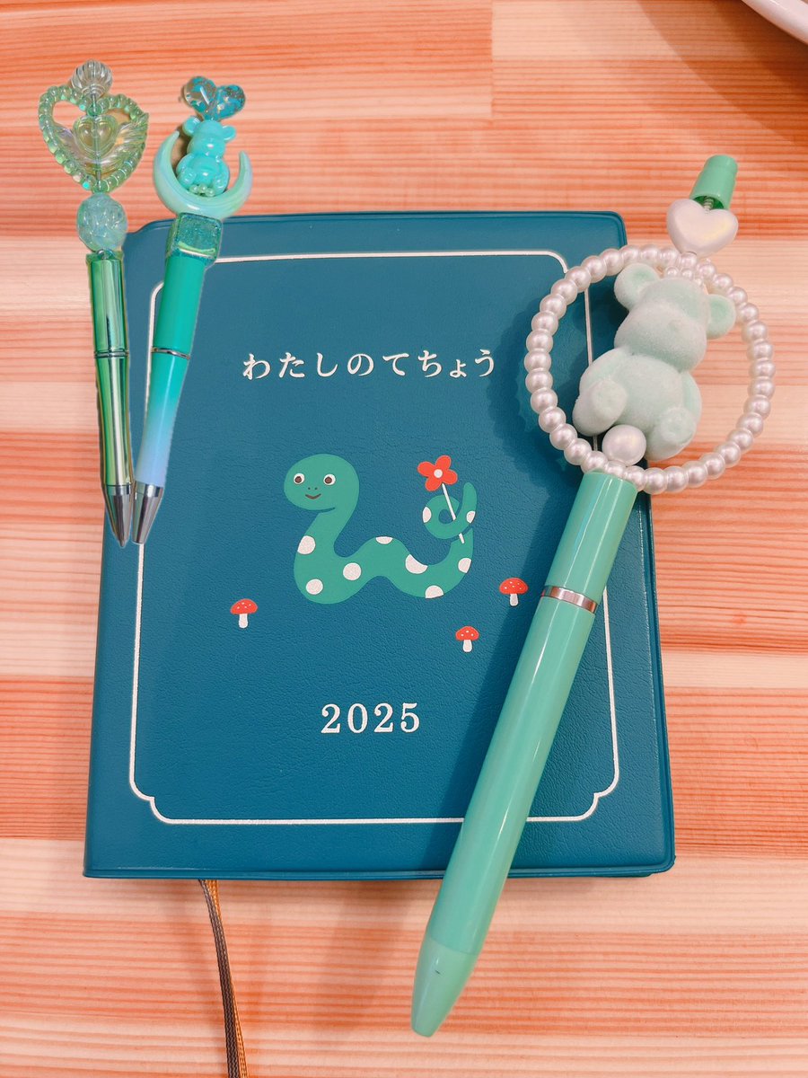 uibear's tweet photo. 暇つぶし①
先週届いた手帳に何か書いてみた
ハイタイドの「わたしのてちょう」
ずっと欲しくてとうとう今年買ってみた！
みどりに合わせてペンも新しいんやけど3本中の1本持って来てて良かった♡

左上の2本はステッカー機能を使って合成に挑戦(笑)
機械音痴頑張りました👏
#暇つぶし
#ゆったり https://t.co/fXFZ6FE4oV