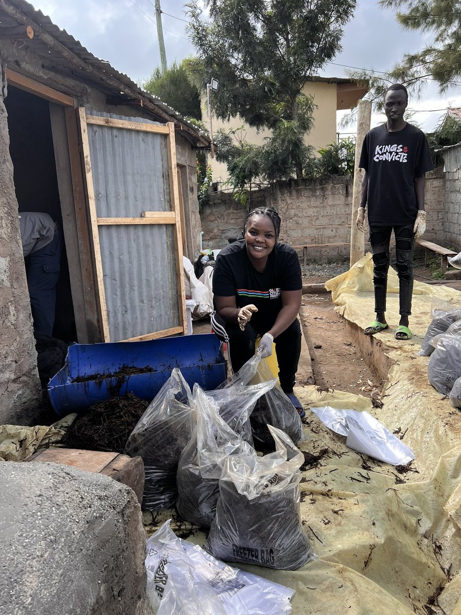 farmeronfire1's tweet photo. Button compost bagged and shipped to the different clients. One of the farmers who bought the ready bags is an employed gentleman and is busy, he just wants to water, harvest &amp; deliver and get paid

Let us hold your hand https://t.co/msslvA13RP
