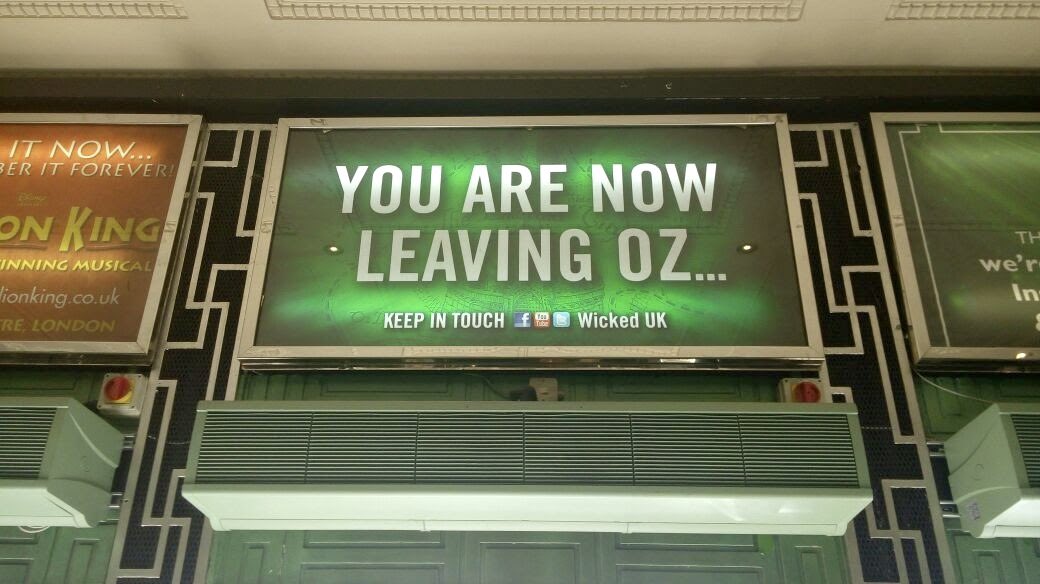 ErinAliGil's tweet photo. 15 años: llorando con una grabación no muy legal del cast original en Broadway 
20 años: llorando en el show en el Apollo Victoria Theatre en el West End en Londres
30 años: llorando en el cine con la película en su fin de semana de estreno #Wicked #WickedMovie https://t.co/QthWXwBjy1