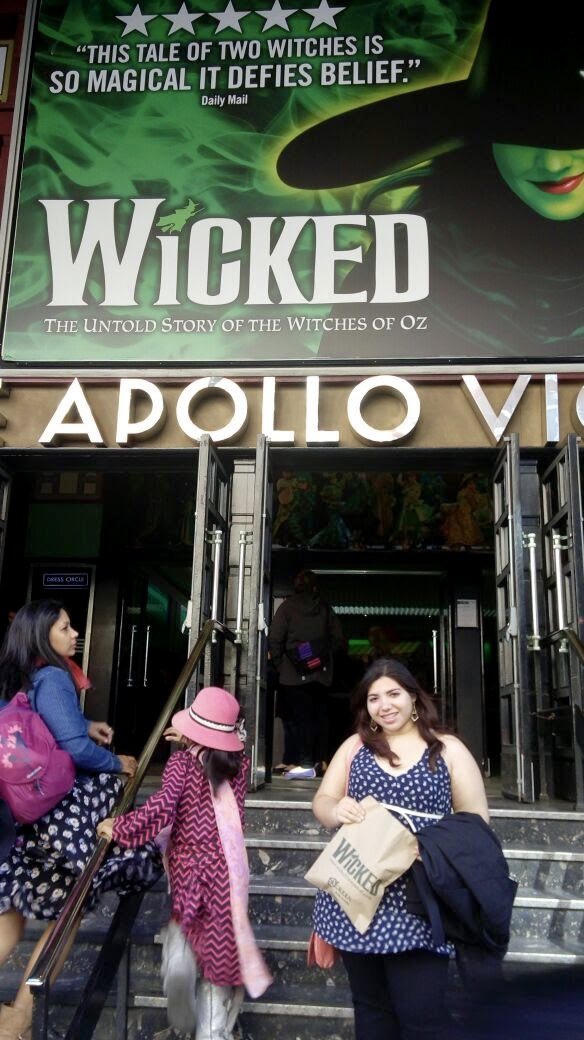 ErinAliGil's tweet photo. 15 años: llorando con una grabación no muy legal del cast original en Broadway 
20 años: llorando en el show en el Apollo Victoria Theatre en el West End en Londres
30 años: llorando en el cine con la película en su fin de semana de estreno #Wicked #WickedMovie https://t.co/QthWXwBjy1