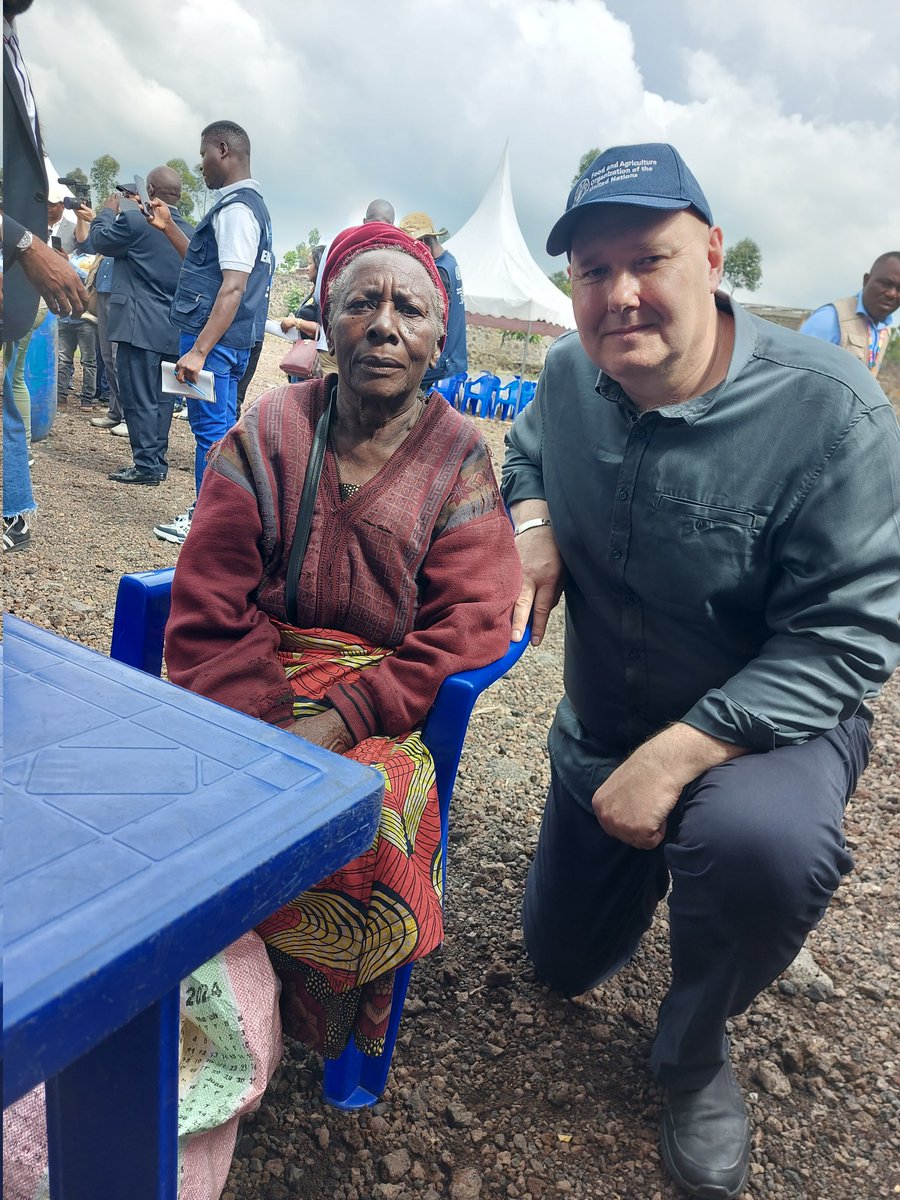Visiting displaced and host families at Rusayo 2 site in eastern #DRCongo and saw how <a href="/FAO/">Food and Agriculture Organization</a>’s Cash+ approach is changing lives. In late October, <a href="/FAO/">Food and Agriculture Organization</a> and Ephrata provided $135 each to 1,212 families. Today, they receive seeds and supplies to grow vegetables for food and income.