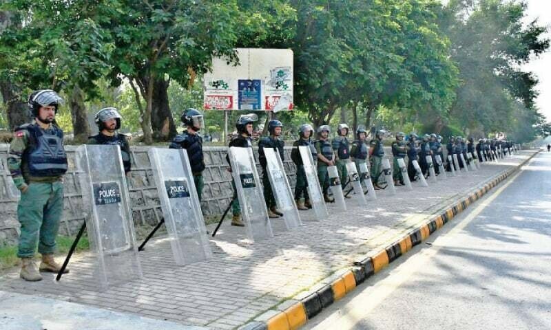 Abdulla_Alamadi's tweet photo. Finally, the 24th of November has come, or #FinalCall which made   all eyes to be on Islamabad today, where the largest protest of its kind in Pakistan is organized by   PTI that can be described as a Do-or-Die critical Moment for Pakistan’s Democracy.
 The government was preparing for this day with heavy security actions, such as checkpoints, thousands of soldiers & blocked all roads leading to Islamabad.
It is expected also to cut off all digital services today.. 

 It's said before that Imran Khan is not an ordinary person who can be treated harshly or trying to end him with his party from the Pakistani scene. 

Anyway, I hope that Pakistan is not sliding into chaos, which some neighbors are waiting for & perhaps others are working secretly & so interested in bringing Pakistan into a spiral of endless problems..