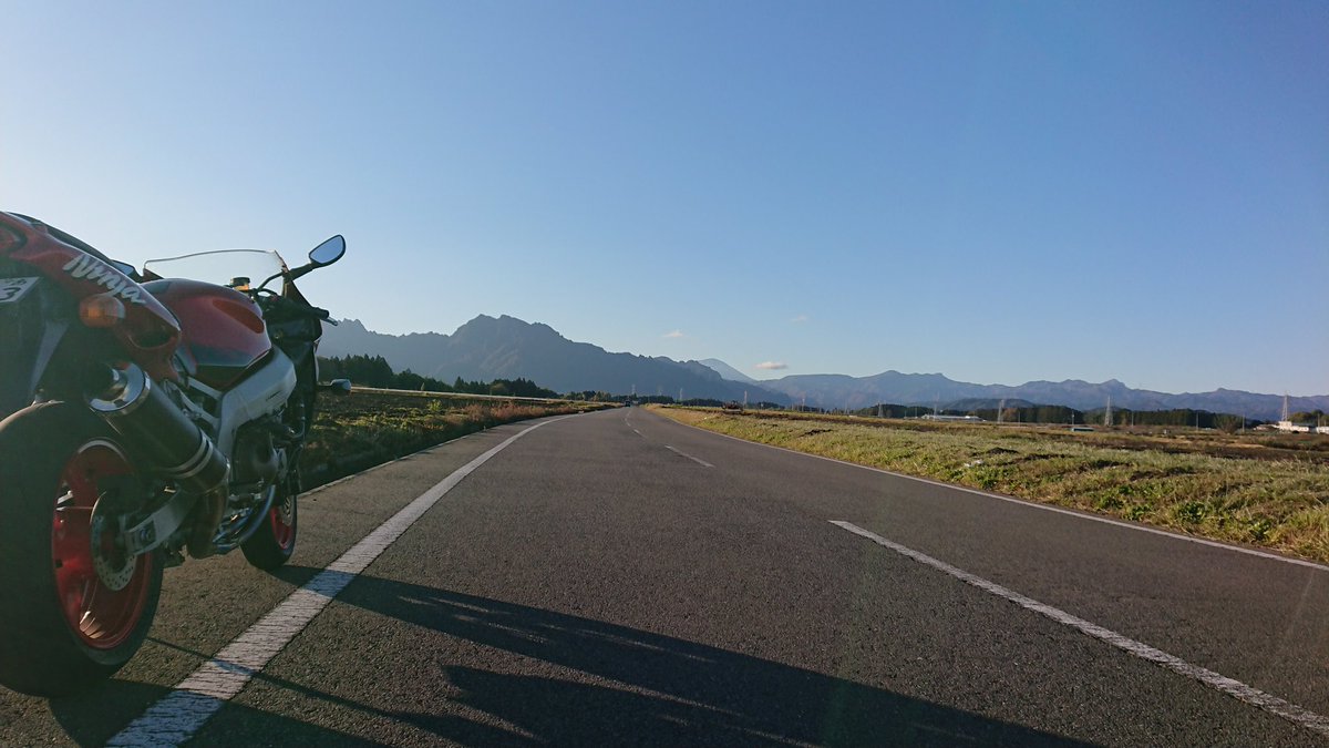 Rocket40320's tweet photo. 影が長い時間ですがバイク乗ってます(^_^;)
#妙義山 #榛名山 https://t.co/pHvrfmGPbW