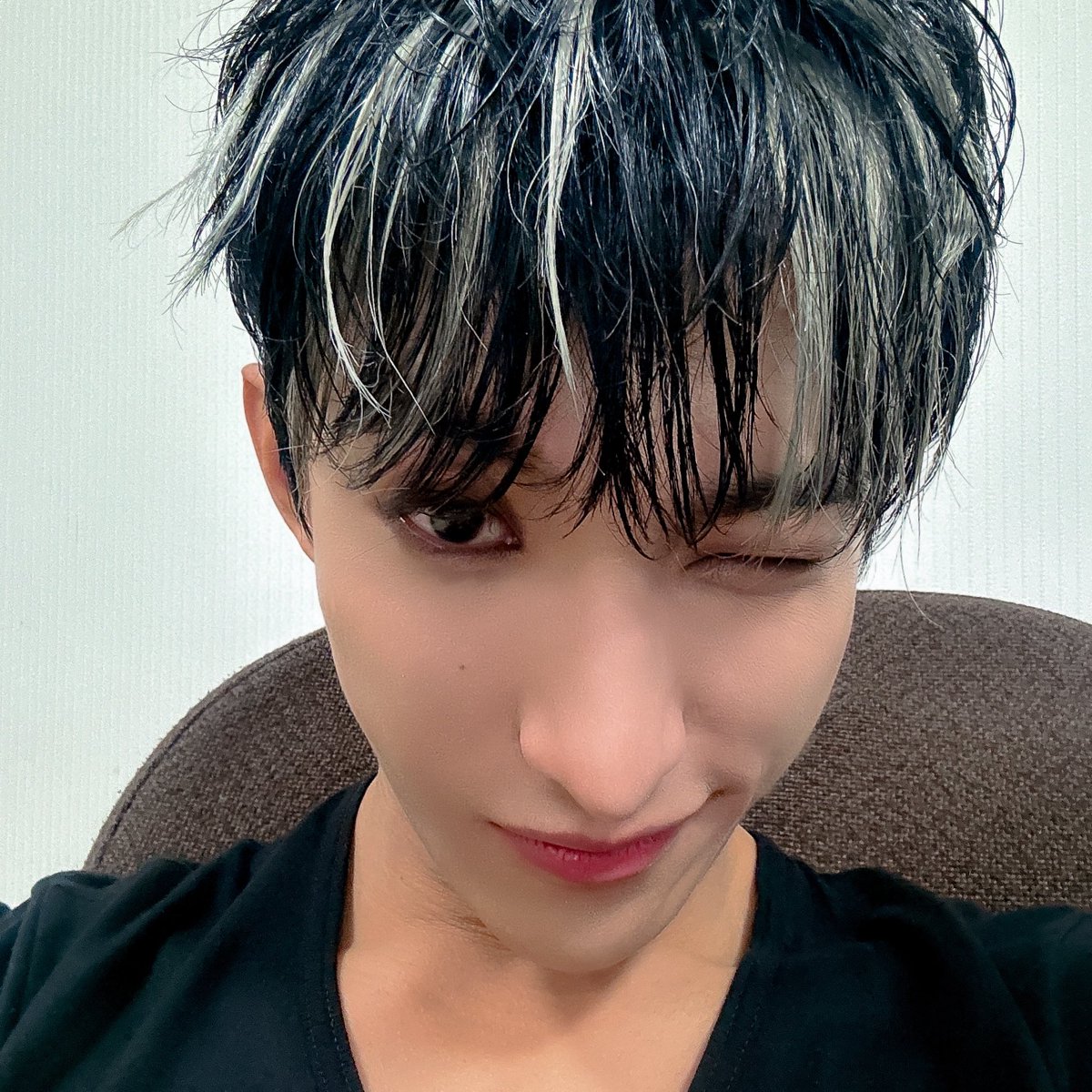 241124 #dokyeom 🌟

⚔️ hair highlight selfies and red carpet selfie🤍🖤

#도겸 <a href="/pledis_17/">세븐틴(SEVENTEEN)</a>