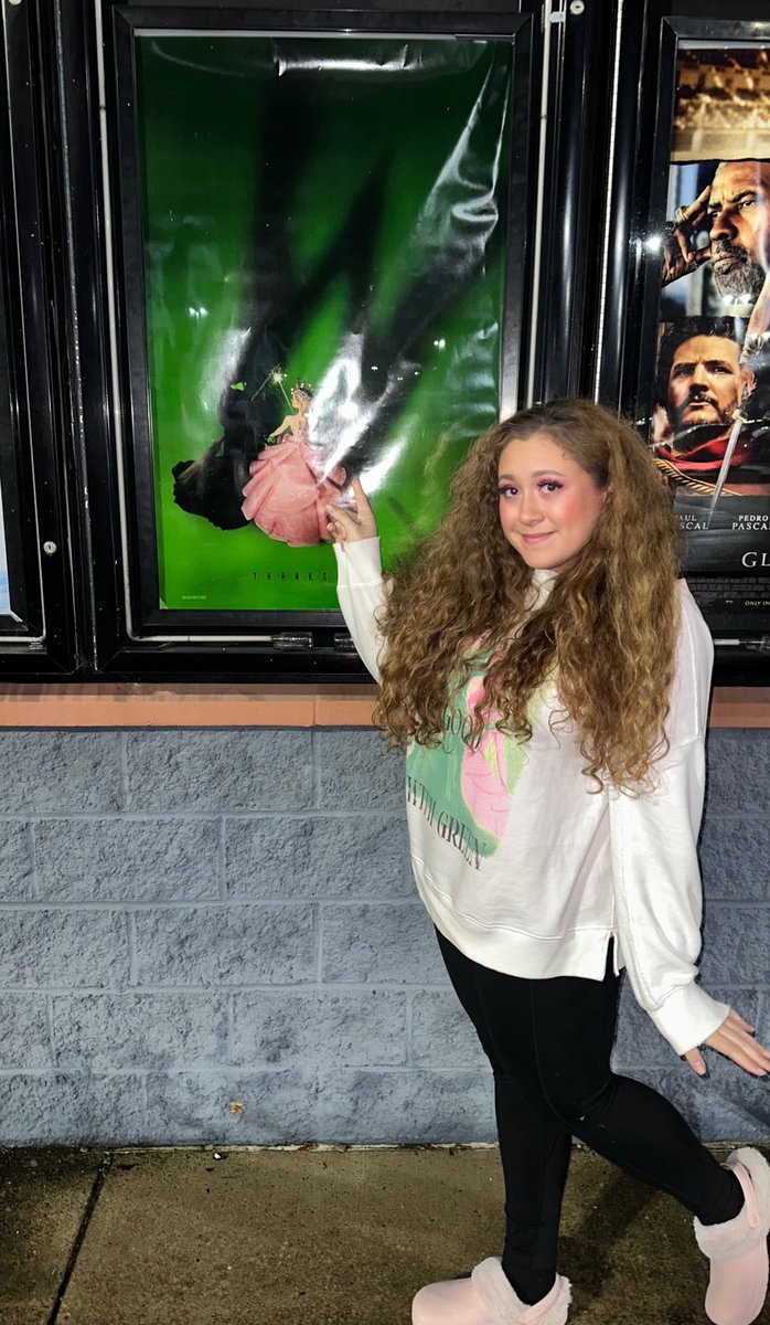 lexilion98's tweet photo. EEEK it was SO ✨GOOD✨!!! Cynthia and Ariana were phenomenal. I cried HARD. AND THE CAMEOS??? AHHH!

10/10💖💚🫧✨ 

I of course had to wear my Wicked sweatshirt (with my pink Galinda shirt underneath)🫧💖  #WickedMovie https://t.co/rFZ5jZUKJG
