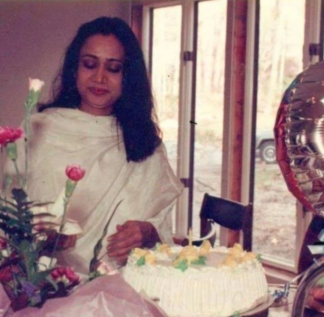 مزا تو تب ہے کہ ہار کے بھی ہنستے رہو
ہمیشہ جیت ہی جانا کمال تھوڑی ہے
لگانی پڑتی ہے ڈبکی ابھرنے سے پہلے
غروب ہونے کا مطلب زوال تھوڑی ہے۔
24th November Birth Anniversary 
#parveenshakir