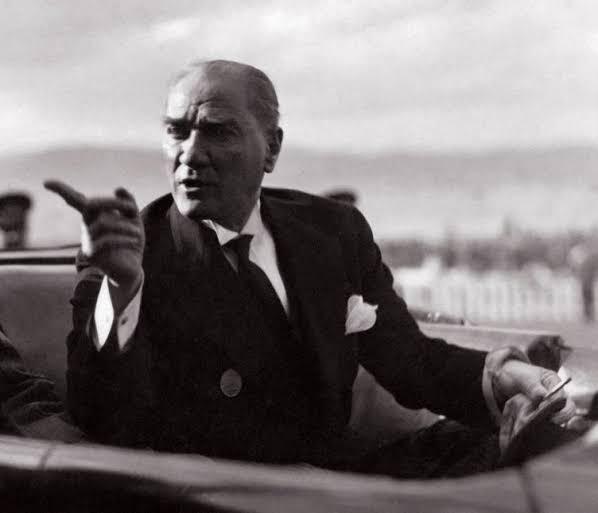 Atatürk, “Öğretmenler, yeni nesil sizlerin eseri olacaktır” diyerek eğitimi ve öğretmeni, milletin geleceğinin teminatı olarak görmüştür. Başöğretmen sıfatını gururla taşıyan Atatürk’ün izindeki öğretmenlerimizin 24 Kasım Öğretmenler Günü’nü sevgi, saygı ve minnetle kutluyorum.