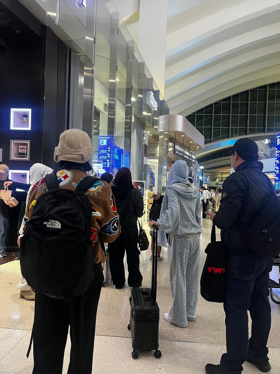 naychaengie's tweet photo. TWICE HELPED A LOST GIRL AT LAX TODAY TO FIND HER FAMILY 😭🥹 https://t.co/iu83peHDxc