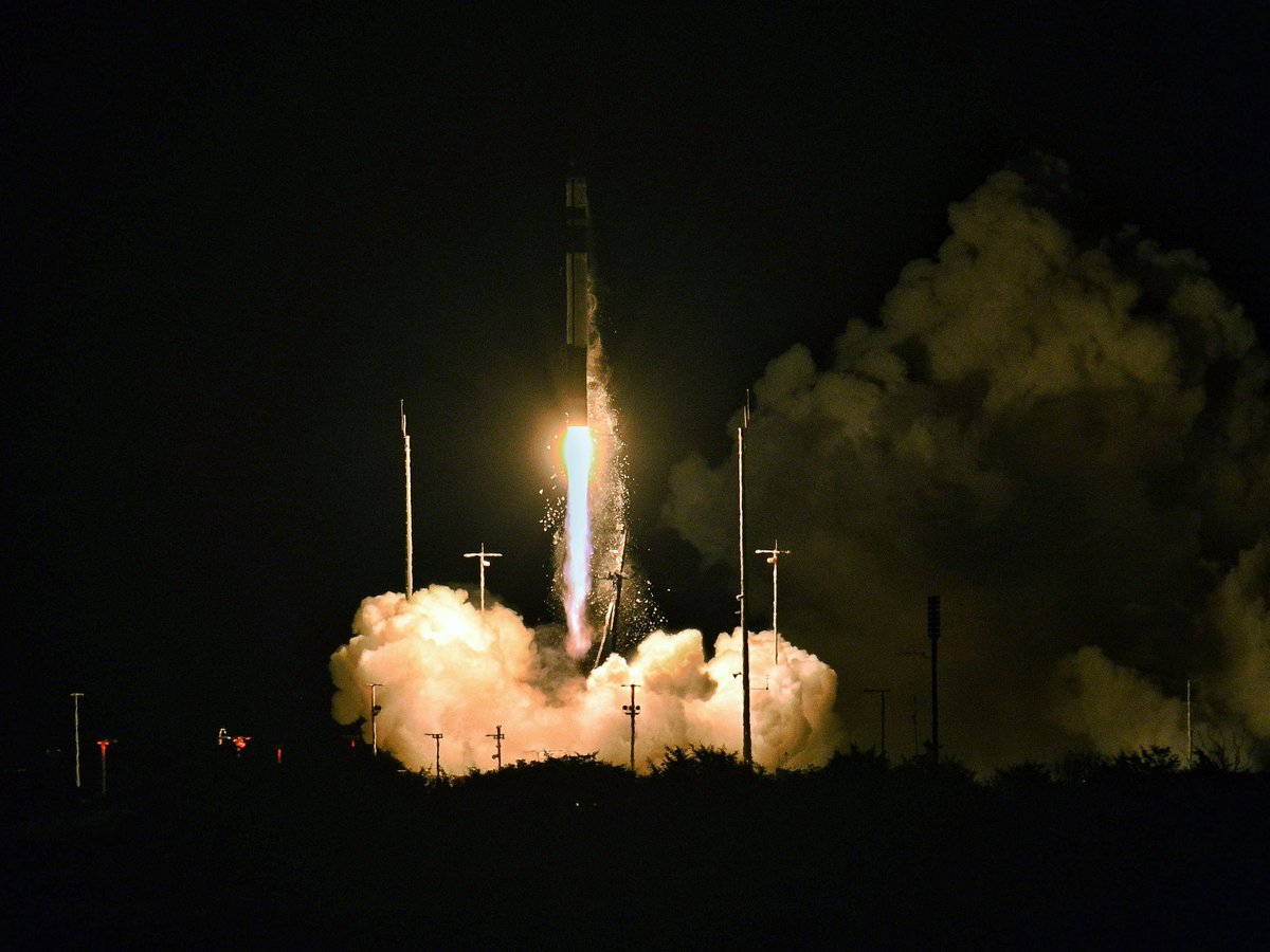 fxsmurphy's tweet photo. Launch at 1:00 AM ! Couple of images from this morning. What a roller coaster of waiting and watching.
#reusablelaunchvehicles #nasa #space #rockets #wallopsflightfacility
#virginia #launch #rocket #space #spaceflight https://t.co/Obs7nPjaEg