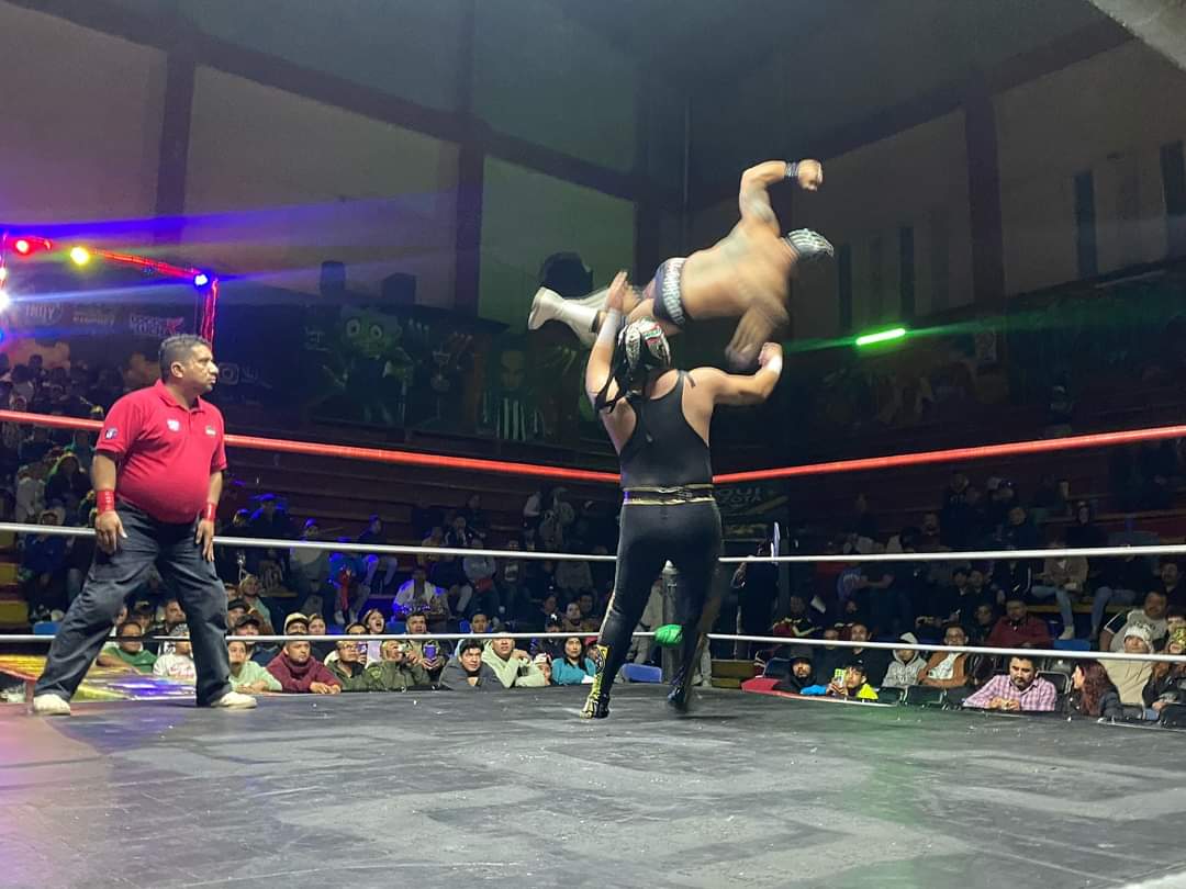 LaTijeraLucha's tweet photo. La lucha semifinal #DeVueltaAlInfiernoXXV es para la tercia de #CisneDePlata, #Relampago y #Bugambilia que vencen de forma sorpresiva al trío bien conformado por #Olmeca, #ColmilloDePlata y #GarraDeOro en el #TemploDeLaMagiaLuchistica con #ProduccsSanchez…
#latijeraluchalibre https://t.co/e6O2qwUWPf
