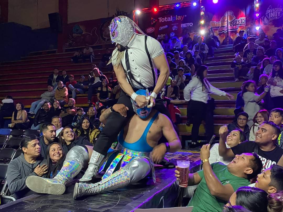 LaTijeraLucha's tweet photo. La lucha semifinal #DeVueltaAlInfiernoXXV es para la tercia de #CisneDePlata, #Relampago y #Bugambilia que vencen de forma sorpresiva al trío bien conformado por #Olmeca, #ColmilloDePlata y #GarraDeOro en el #TemploDeLaMagiaLuchistica con #ProduccsSanchez…
#latijeraluchalibre https://t.co/e6O2qwUWPf