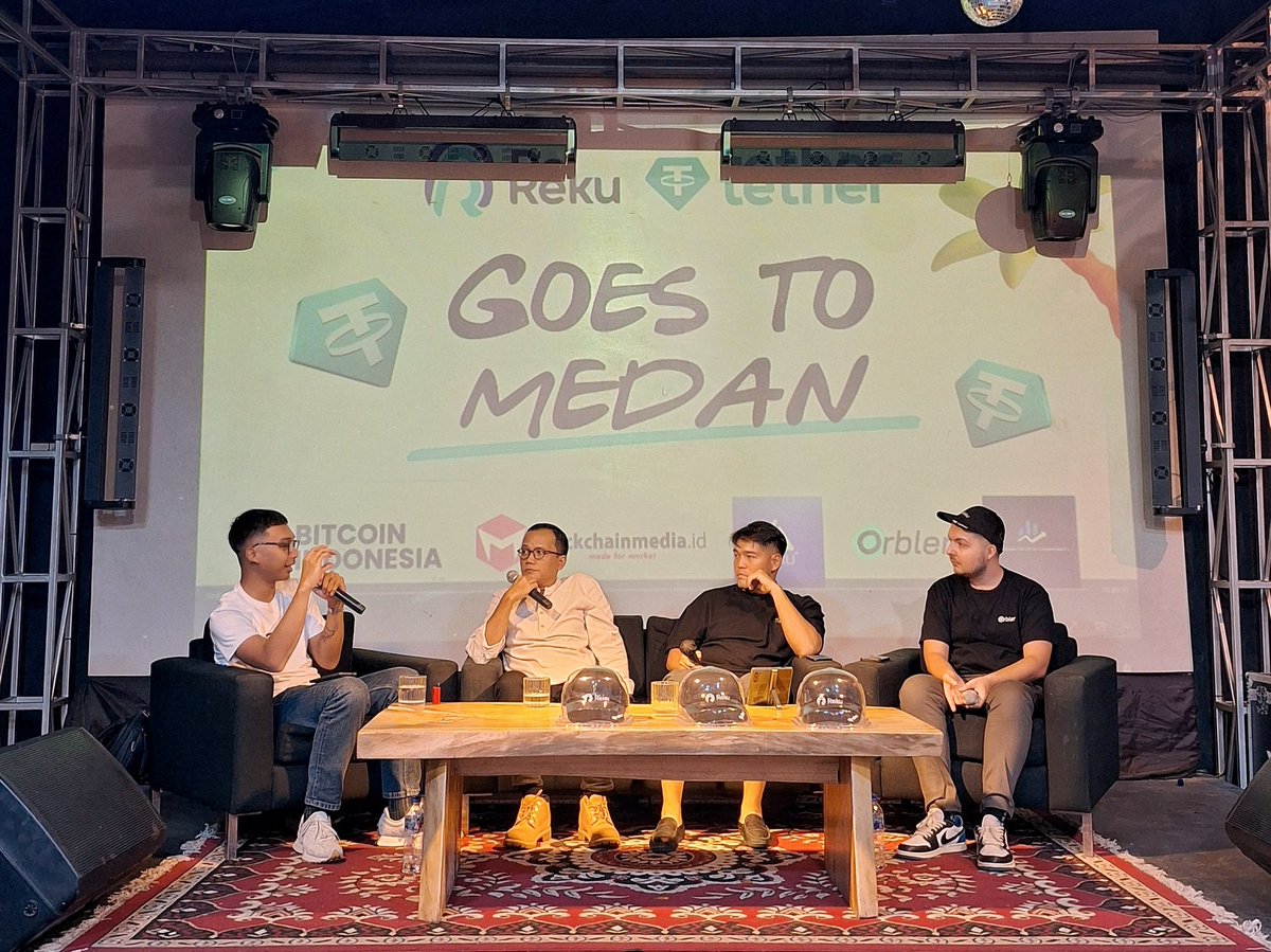 foxloire's tweet photo. Had a good time connecting and learning from local industry players.

📸 in order:
1. "Blockchain Beyond Borders" Roadshow hosted by @reku_id x @tether

2. Panel discussion with @pangxuekai (@4UAIcrypto), @Orbler1 and @vingika

3. Group shot with guest speakers https://t.co/UQW9tI05GB