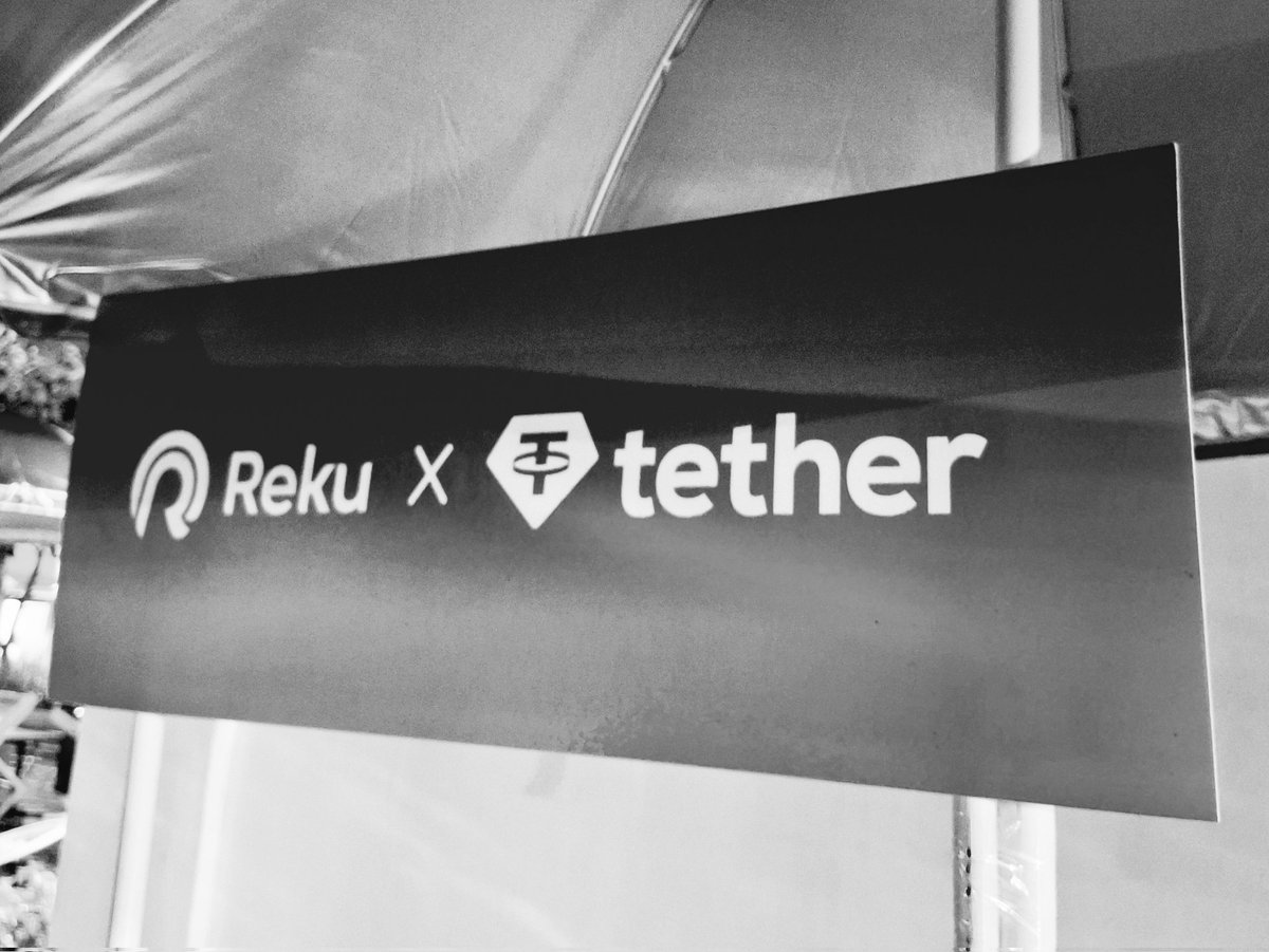 foxloire's tweet photo. Had a good time connecting and learning from local industry players.

📸 in order:
1. "Blockchain Beyond Borders" Roadshow hosted by @reku_id x @tether

2. Panel discussion with @pangxuekai (@4UAIcrypto), @Orbler1 and @vingika

3. Group shot with guest speakers https://t.co/UQW9tI05GB