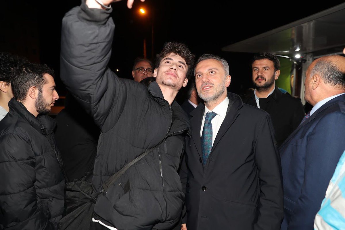 Erzincan Piri Sami Erkek Öğrenci Yurdu’nda kalan öğrenci kardeşlerimizle vize döneminde ikramlarda bulunan Erzincan İl Gençlik Kollarımızın AK Nokta aracında bir araya geldik. Gençlerimizin heyecanı, coşkusu, gelecek hayalleri ve idealleri bizlere heyecan kattı. 

Bu ülkenin,