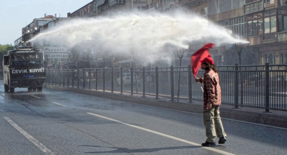 İşçi Sözü, 112. sayısından itibaren  basılı yayınını durduruyor, internet sitesinden devam ediyor.
Gündeme dair makalelerimizi yazmaya, fikirlerimizi işçi-emekçi okurlarımızla paylaşmaya devam edeceğiz.
Önerdiğimiz makaleleri ve haberleri derleyeceğiz: iscisozu.org