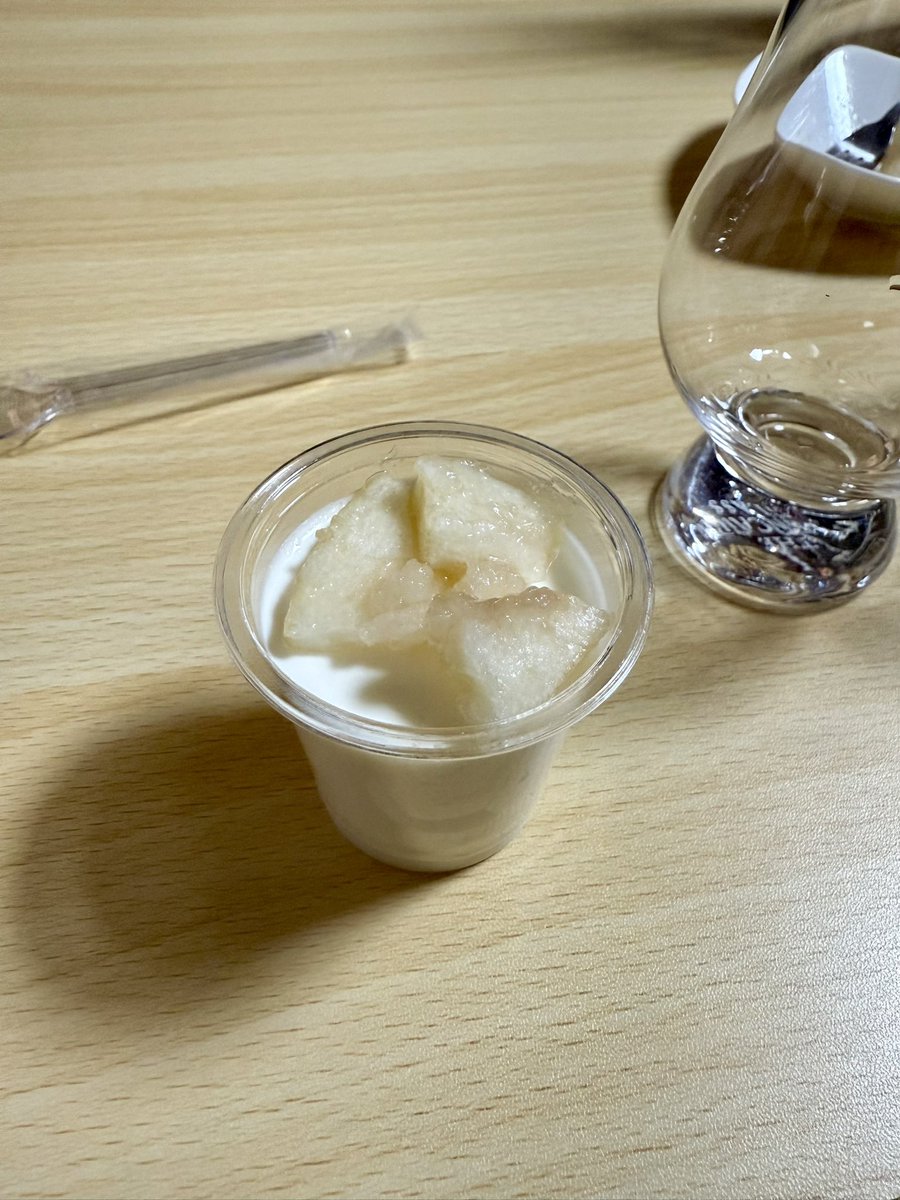 halahalhalada's tweet photo. 念願のテキーラ道場初訪問!
スタートは完熟のラフランスを持ち込みさせていただき、カジェシリーズとペアリングさせていただきました🍐
んもうね…、最高。それぞれの味の相性は勿論、切り方、口内調味の違いや直接カジェを一垂らししたりと堪能。
クリオージョとラ・フランスは最高の出会いのもの🫶 https://t.co/DNWE3bKnLi