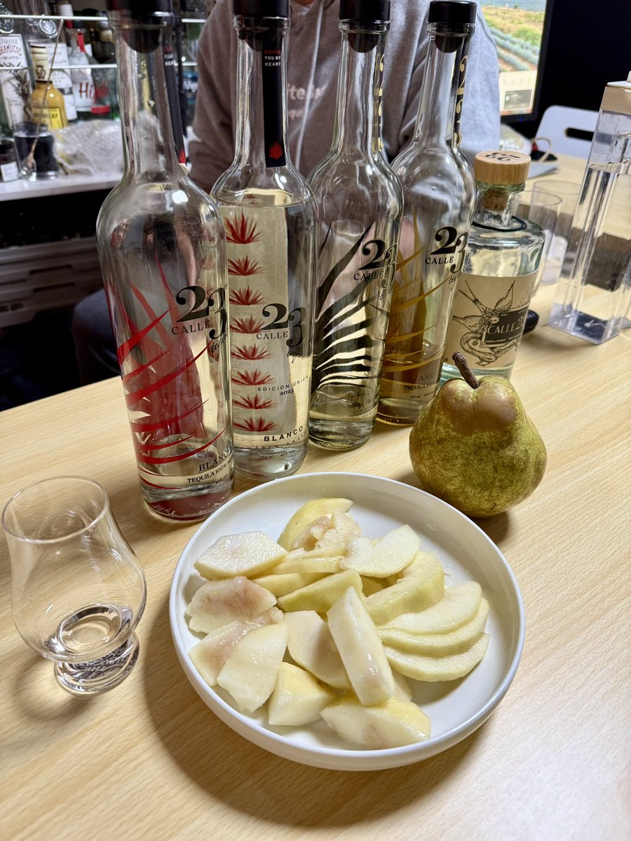 halahalhalada's tweet photo. 念願のテキーラ道場初訪問!
スタートは完熟のラフランスを持ち込みさせていただき、カジェシリーズとペアリングさせていただきました🍐
んもうね…、最高。それぞれの味の相性は勿論、切り方、口内調味の違いや直接カジェを一垂らししたりと堪能。
クリオージョとラ・フランスは最高の出会いのもの🫶 https://t.co/DNWE3bKnLi