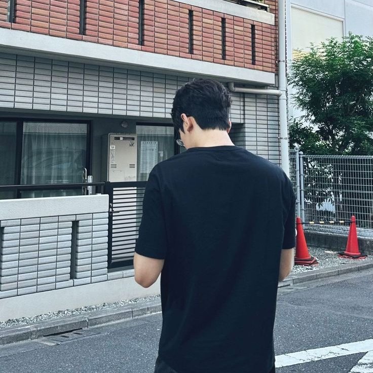 wonuhic's tweet photo. its the way wonwoo started posting more of his back ever since the 58cm shoulder width revelation https://t.co/ODLGSmg03j