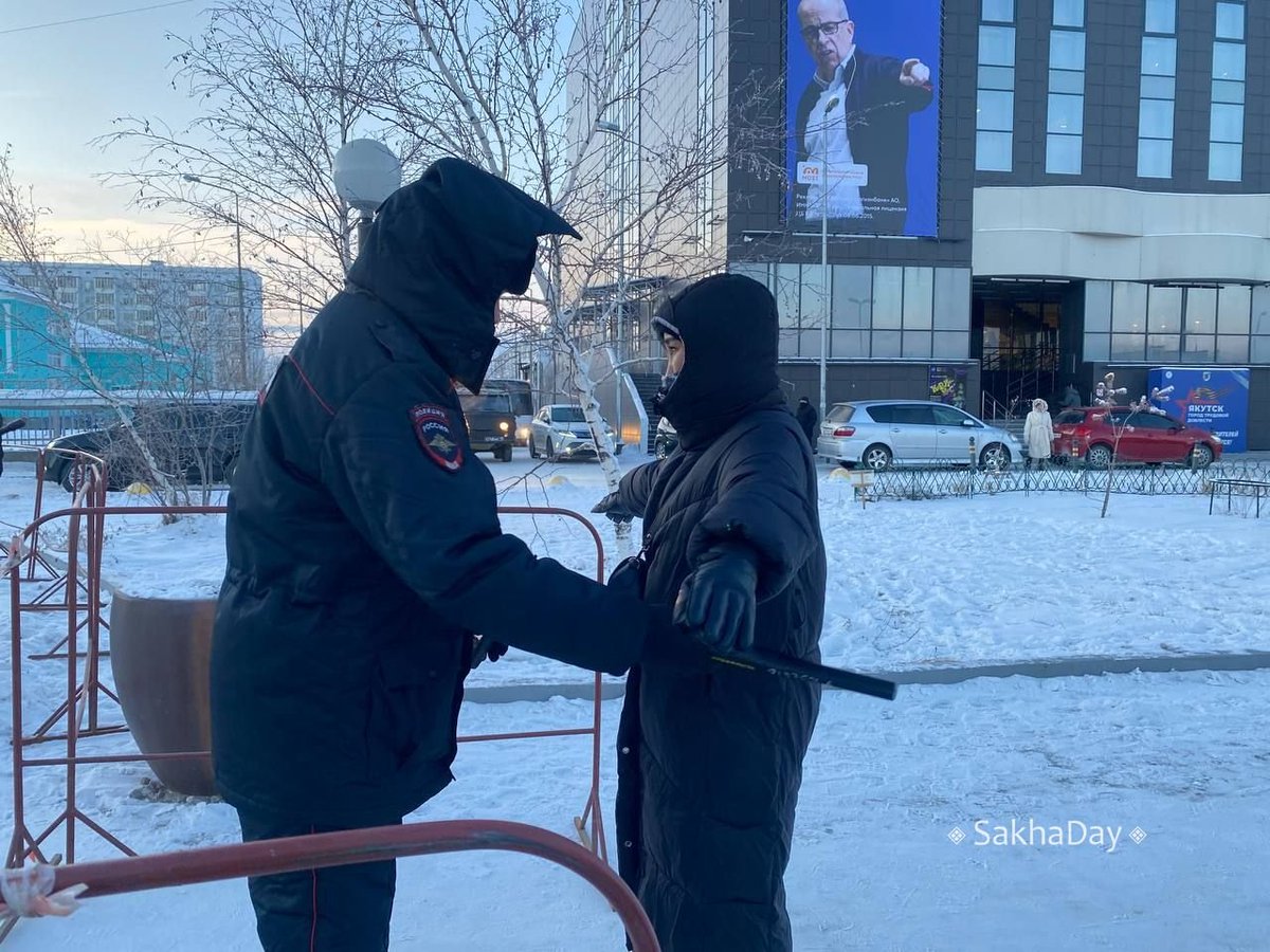 sotaproject's tweet photo. В Якутске проходит митинг против отмены прямых выборов мэра

Как пишет Sakha Day, мероприятие было согласовано властями. Протестующие принесли два флага партии «Яблоко» и один плакат.

Полиция проверяет пришедших на мероприятие с помощью металлоискателя. 

Якутск — один из четырех последних городов с прямыми выборами мэра, вместе с ним в этой группе еще находятся Хабаровск, Анадырь и Абакан. 

Видео: Sakha Day (https://t.co/tYvwq4iF0b)