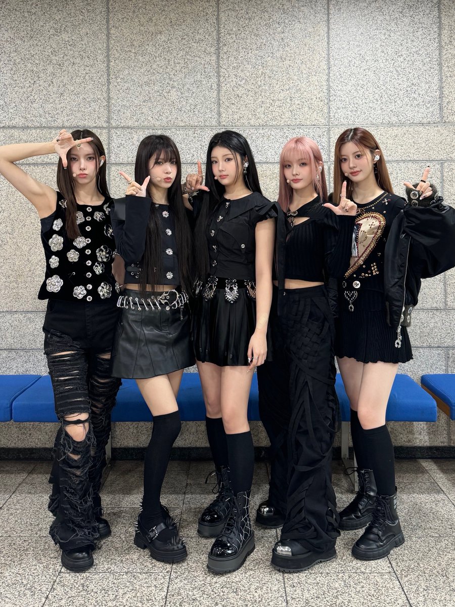 ILLIT_official's tweet photo. [#DAILY_IT]
오늘의 아일릿은 무채색의 Look🖤
제일 쿨한 mode로 인가 발도장 꾹!😎

241124 @ 인기가요
#ILLIT #아일릿
#I_LL_LIKE_YOU 
#Tick_Tack https://t.co/HEKaGWYdE2